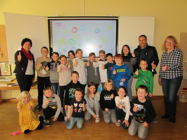 Die Gemeinde Pusterwald entschied sich die Schule mit einem Smartboard auszustatten. | Foto: Gemeinde Pusterwald