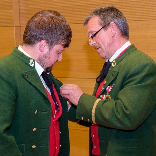 Georg Siegele (li.) wurde von Kapellmeister Reinhard Siegele für 20-jährige Mitgliedschaft geehrt. | Foto: Leo Jörg
