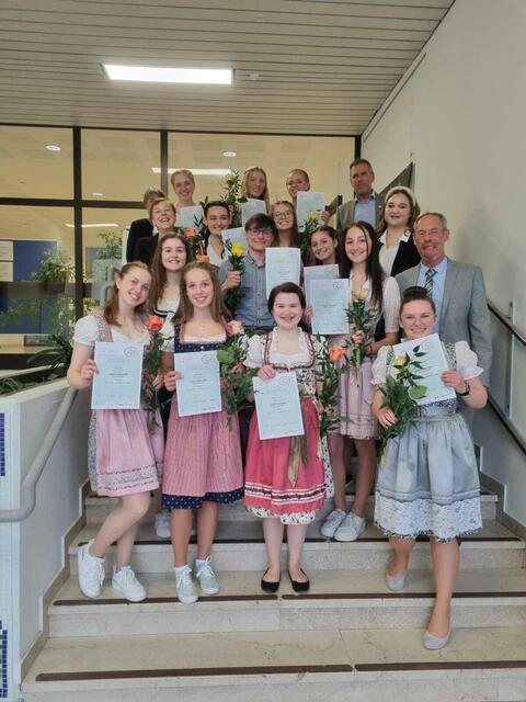 Direktor Mag. Markus Höfle (letzte Reihe rechts) und das Prüfungsteam gratulierten den frisch gebackenen Jungsommeliers zu den bestandenen Prüfungen herzlich. | Foto: HLW FW Kufstein