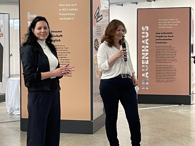 Sandra Jakomini und Michaela Gosch eröffneten die Ausstellung in Leibnitz. | Foto: Waltraud Fischer