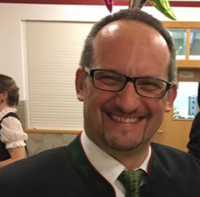 Thomas Kittelmann (ÖVP) sichert sich mit 944 Stimmen (52,44 Prozent) 2017 den Bürgermeistersessel. | Foto: ÖVP Steinbrunn