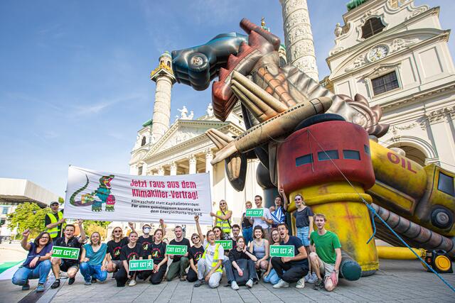 Der Dinosaurier ist ein Zeichen für die veraltetete Klimapolitik. | Foto: Attac Austria/Knie