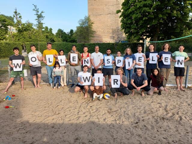 "Wir wollen spielen" fordern Sportbegeisterte im Augarten. Wann und ob der Beachvolleyballplatz wieder aufsperrt, ist aber unklar. | Foto: Die20erInnen