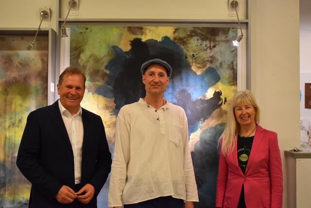 BM Erich Rohrmoser und Direktorin Petra Schlechter freuen sich mit Thomas Schwarzenbacher über die gelungene Ausstellungseröffnung.     Foto: Celin Dickson-Turner