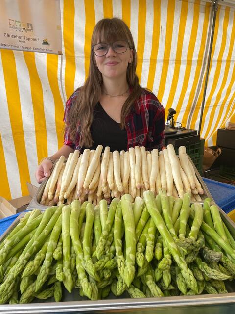 Gudrun Tappauf isst gerne weißen und grünen Spargel. | Foto: Waltraud Fischer