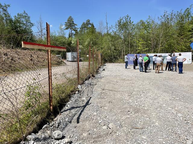 Die rote Markierung links vorne zeigt, wie hoch das Wasser im Jahr 2005 an dieser Stelle stand.