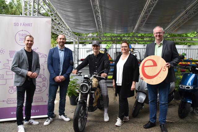 Thomas Geisler (Energie Tirol), Rainer Unger (KEM-Manager Alpbachtal), Noah Lambauer (E-Moped Besitzer), Iris Kahn (Umweltreferentin Wörgl) und Josef Auer (Bürgermeister Breitenbach) (v.l.) freuen sich über den Start der E-Moped Offensive.  | Foto: Barbara Fluckinger
