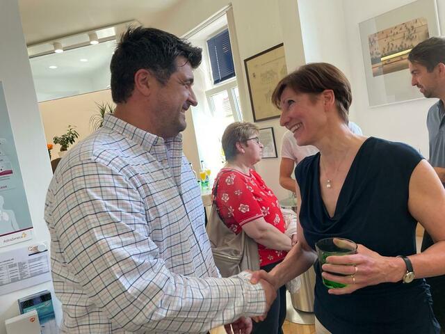 Dr. Christian Margeta, Facharzt für Innere Medizin, kam mit wunderschönen Blumen. Hier bei der Begrüßung von Dr. Eleonora Brandl, Lungenfachärztin.