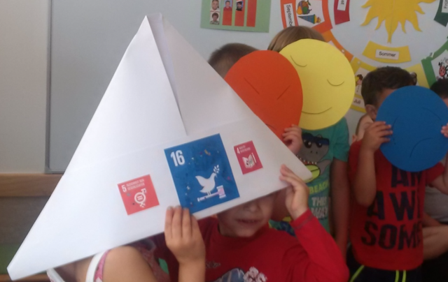 Orange Feder Initiative, Stille Post 25/11 x 365,
Austrian SDG Award
 Orange Feather Initiative  Elementarbildung, NÖ
SDG 16 | Foto: Tatjana Christelbauer