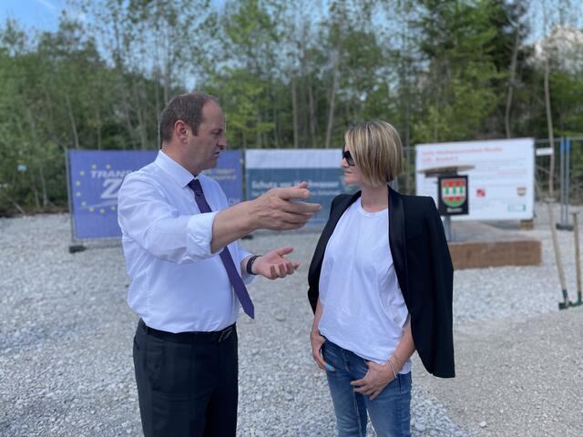 LHStv. Josef Geisler im Gespräch mit Bezirkshauptfrau Katharina Rumpf.