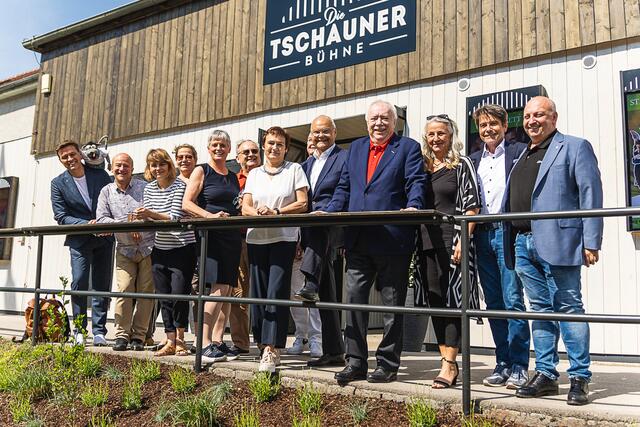 Es steht sich gut vor der neuen Fassade der Tschauner Bühne. | Foto: Tom Peschat
