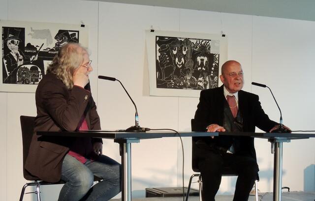 Walter Kratner im Gespräch mit Maler, Grafiker und Schriftsteller Uwe Bremer, der aus der Berliner Zeit mit H.C. Artmann erzählte. | Foto: Monika Wilfurth