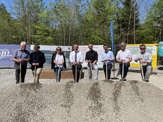 Bereit für den Spatenstich: Strahlender Sonnenschein spiegelte die Stimmung wider - endlich geht es los.