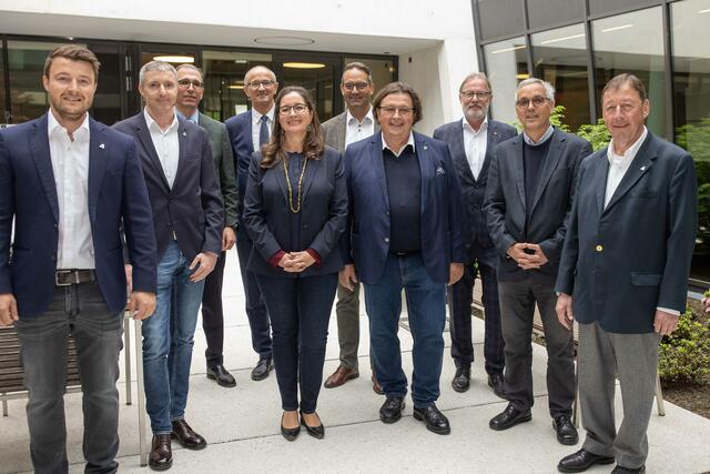 Eröffnen gemeinsam die neue Fröschl Firmenzentrale: Edi Fröschl, Mag. Thomas Mayr, Dr. Christoph Swarovski (Präsident IV Tirol), LR Anton Mattle, Mag. Bruni Fröschl, Christoph Walser (Präsident Tiroler Wirtschaftskammer), Ing. Eduard Fröschl, Dr. Christian Margreiter (Bürgermeister der Stadtgemeinde Hall i.T.), Dekan Dr. Jakob Patsch, Ing. Franz Fröschl (v.l.n.r.). 
 | Foto: © Fröschl