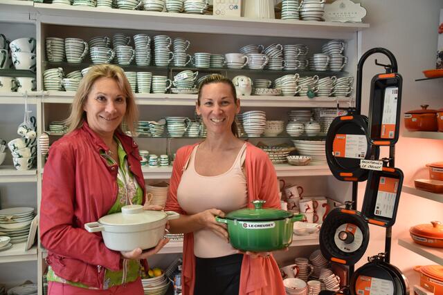 Chefin Susanne und Tochter Manuela Sladek mit Töpfen, die zum Brotbacken geeignet sind. | Foto: Karl Pufler