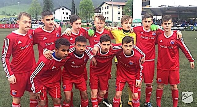 Karim Adeyemi (vo. 2. v. li.) beim Cordial Cup-Semifinaleinzug mit Unterhaching, 2016. | Foto: SpVgg Unterhaching