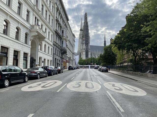 Aktuell gibt es drei Fahrstreifen in der Hörlgasse. Die 30er Zone ist zwar ein erster Erfolg, aber: "auf diesem möchte man sich nicht ausruhen", erklärt Wendt.