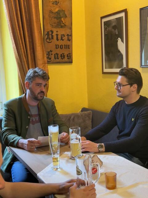 Die steirischen Neos luden heute Freitag, 13. Mai, zum "Gespräch über Europa" mit Landessprecher Niko Swatek (re.) und Ries Bouwman ins Stehbeisl in Leoben.