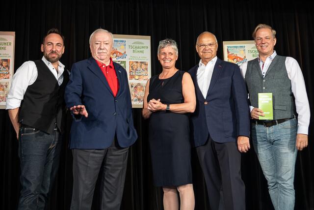 Jürgen Kapaun, Alt-Bürgermeister Michael Häupl, Direktorin Monika Erb, Harry Kopietz und Markus Richter (v.l.) auf der Bühne 