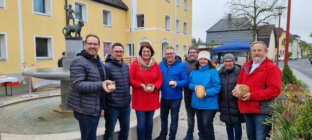 Vzbgm. Markus Brandstetter, OV Manuel Scherscher, UGR Michaela Pfaffeneder, Thomas Pfaffeneder (Wabenreich), Vertreter des Dorferneuerungsvereines Mauer mit Obmann Otto Hinterholzer (rechts außen). | Foto: ÖVP Amstetten 