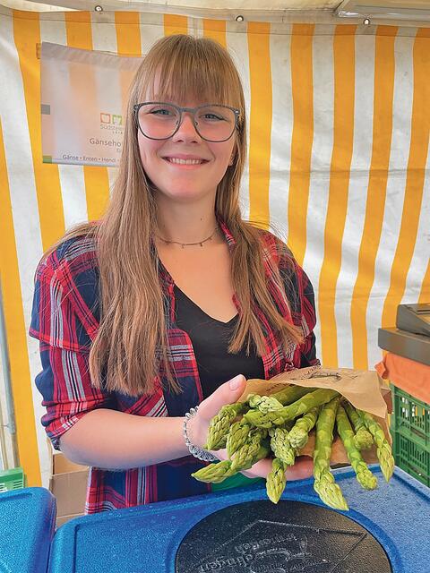 Gudrun Tappauf mit dem frisch geernteten Spargel | Foto: Waltraud Fischer