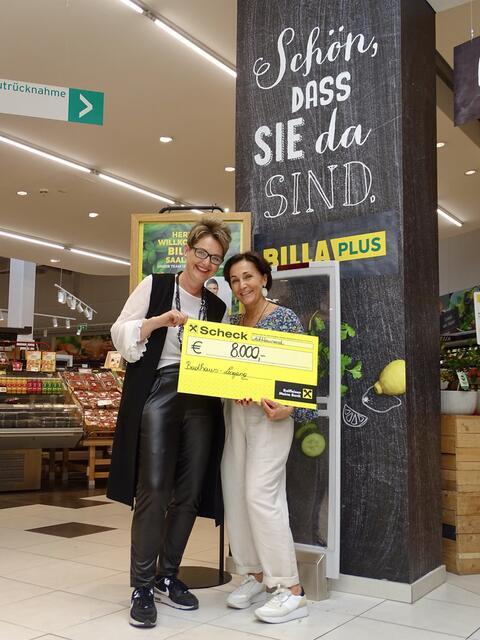 Marktleiterin Elfriede Hoheneder-Foidl übergab den Scheck stellvertretend für alle, die mitgewirkt haben an Anja Jung (Leiterin "Badhaus" Leogang).