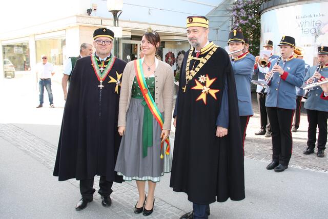 Franz Josef Ellersdorfer mit Weinkönigin Katrin Dokter und Karl von Habsburg