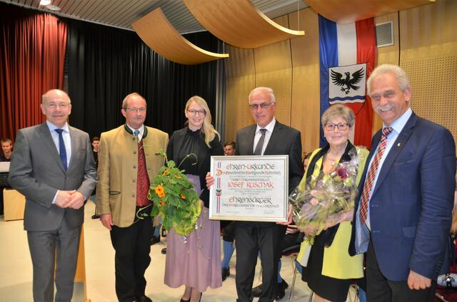 v. l.: Landtagspräsident Max Hiegelsberger, Vizebürgermeister Johann Kronschläger, Bürgermeisterin Nadine Humberger, Ehrenbürger Bürgermeister a.D. Josef Ruschak mit Ehefrau Hildegard und Landtagsabgeordneter Peter Oberlehner | Foto: Sageder