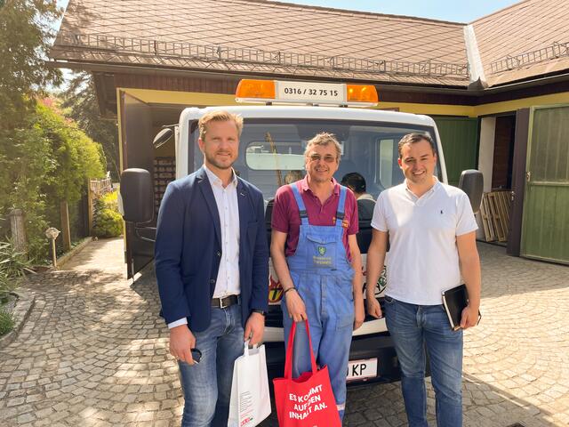 Auch bei Brennstoffe Taferner erkundigte sich Viktor Larissegger (l.) nach den Anliegen und Wünschen des Unternehmens.