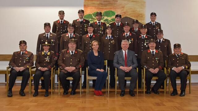 Die geehrten und beförderten Mitglieder der Feuerwehr Stolzalpe mit Betriebsdirektorin Sabine Reiterer, MSc MBA und Bgm. Thomas Kalcher.  | Foto: LKH Murtal
