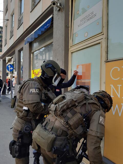 Viele der illegalen Glücksspielhallen waren als "normale" Geschäfte getarnt. Wie etwa hier der Crepes-Lieferservice in der Saint-Julien-Straße. | Foto: BMF/Finanzpolizei