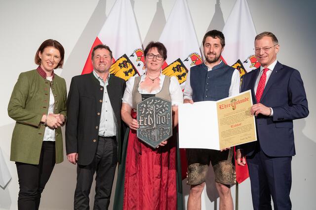 Der Betrieb aus St. Martin wurde von Landesrätin Michaela Langer-Weninger (l.) und Landeshauptmann Thomas Stelzer (r.) ausgezeichnet. | Foto: Foto: Land OÖ/Lisa Schaffner