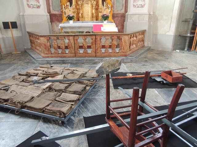 Kunstinstallation „Landschaft“ in der Weizbergkirche von Walter Kratner. | Foto: Monika Wilfurth