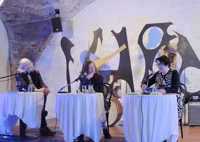Künstler Walter Kratner und Literaturwissenschaftlerin Dr. Sonja Kaar (re.) im Gespräch mit H. C. Artmanns Witwe Rosa Pock-Artmann (Mitte). | Foto: Monika Wilfurth