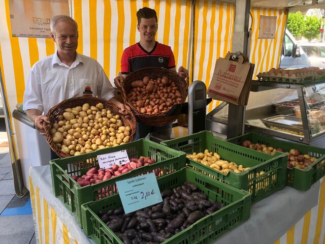 Heimische Kartoffeln bietet die Familie Tappauf beispielsweise jeden Freitag beim SüdsteierMarkt am Hauptplatz in Leibnitz an. | Foto: Waltraud Fischer