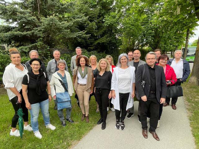 Von Weiz aus ging die Reise mit dem Bus nach Gleisdorf, mit Stopps bei interessanten Architekturbauten der Industriebetriebe. | Foto: RegionalMedien Hofmüller