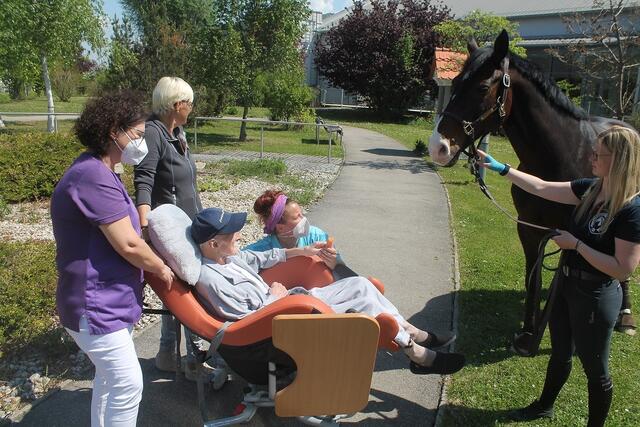 Hausleiterin Gerlinde Obermayer, Bewohner Josef Führer, Tochter Veronika Rohrböck, Mitarbeiterin Sandra Eichinger und Enkelin Melanie Rohrböck bestaunen das schöne Tier.  | Foto: SeneCura GmbH