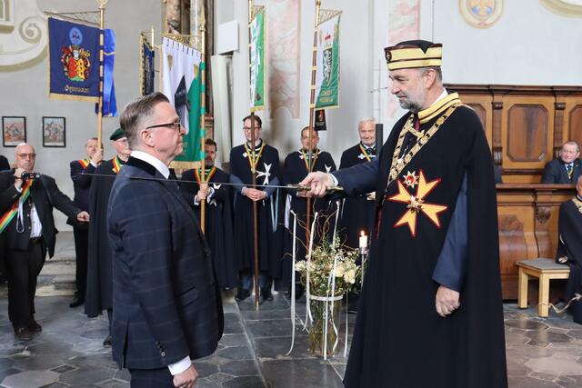 Beim Festakt wurde Bgm. Helmut Linhart von Karl von Habsburg inthronisiert.