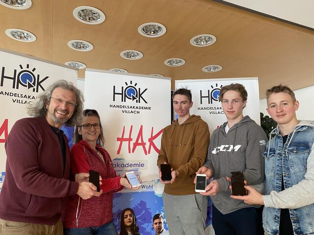 Die drei Schüler präsentierten ihr Projekt.  | Foto: HAK Villach