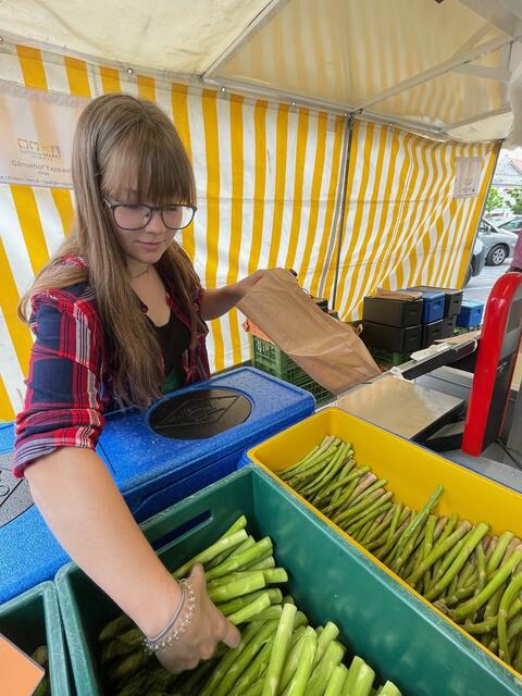 Gudrun Tappauf hilft am SüdsteierMarkt in Leibnitz am Stand ihrer Familie mit. | Foto: Waltraud Fischer
