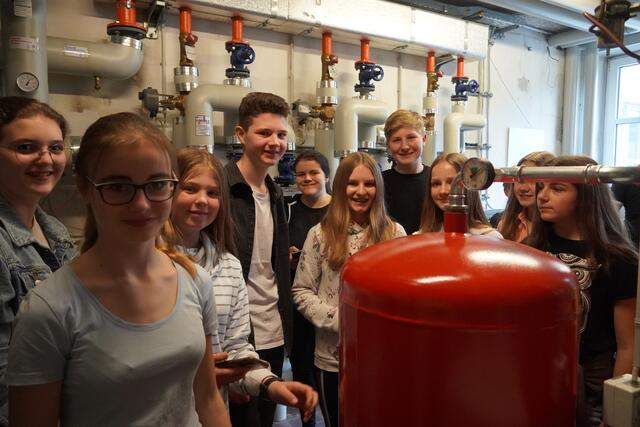 Im Keller erklärt der Hausmeister einiges über die Heizungsart des Schulgebäudes.