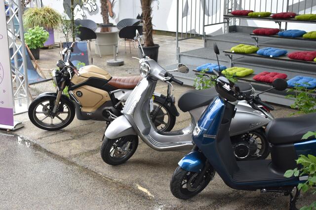Das Gewinnspiel soll zum Umstieg auf E-Mopeds anregen.  | Foto: Barbara Fluckinger