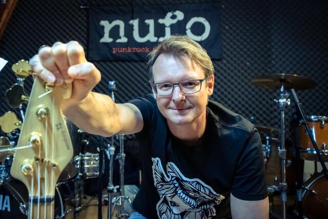 "Punk Verein"-Mitbegründer und Energiebündel Alex Pfleger empfing uns im Nufo-Proberaum bei Kfz Wuthe. | Foto: Konstantinov