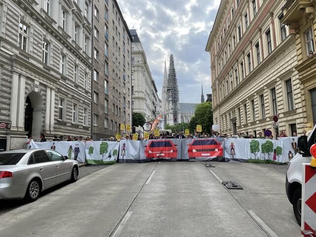 Zahlreiche Menschen kamen am Freitagnachmittag zusammen, um sich für Verkehrsberuhigung und mehr Grün in der Hörlgasse einzusetzen.