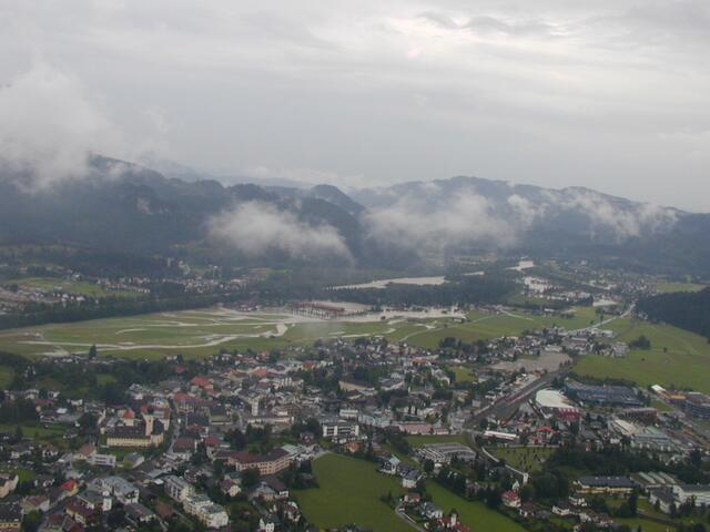 Ein Bild aus dem Jahr 2005: Der Reuttener Ortsteil Lüß war immer wieder von Hochwasser betroffen.  | Foto: Land Tirol