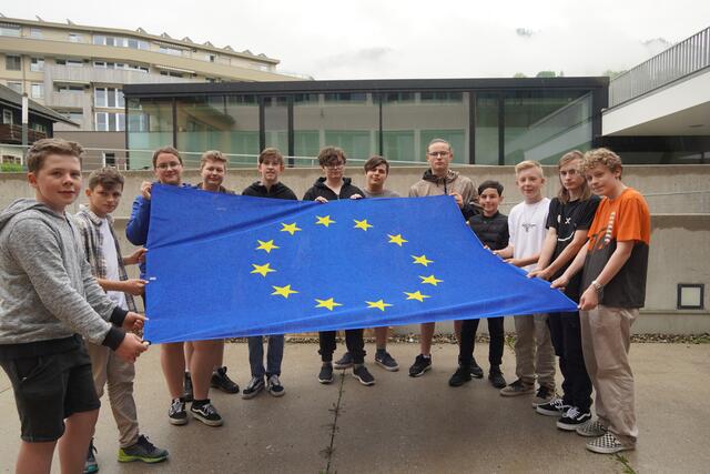 Der Umwelt- und Technik-Schwerpunkt der Mittelschule St. Johann hat beim Fertigen der Pflanzenwand geholfen.