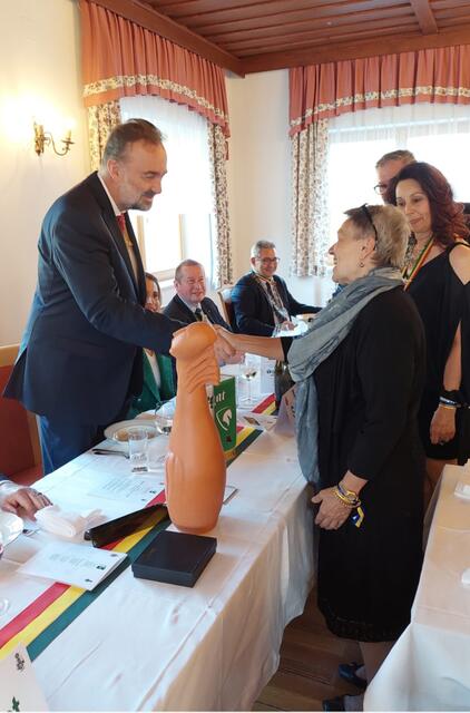 Übereichung einer von Künstlerin Elisabeth Raunig angefertigten Skulptur an Karl von Habsburg