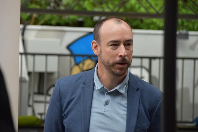 „Alle, die ab heute und bis September ein E-Moped kaufen und dazu die Förderung bei der Gemeinde beantragen, nehmen an einem Gewinnspiel teil“, erklärt Rainer Unger.  | Foto: Barbara Fluckinger