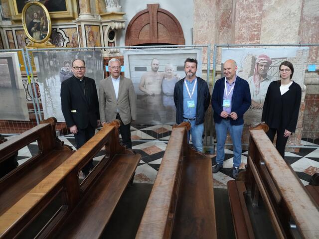 Eröffnung der Ausstellung „Drowning World – Submerged Portraits“ mit Bischof Hermann Glettler (l.) und Dompfarrer Florian Huber.