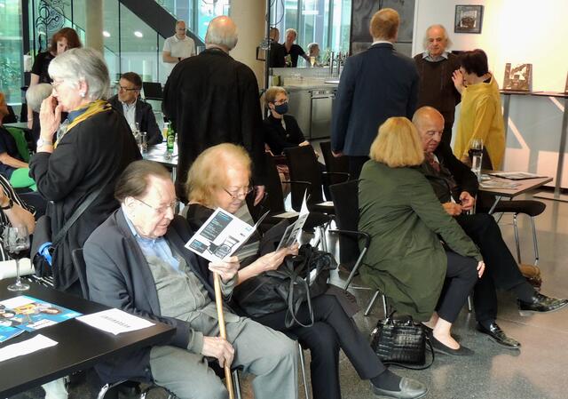 Literaturlegende Gerhard Rühm und Gattin blickten interessiert in das Pfingsart-Programm. | Foto: Monika Wilfurth